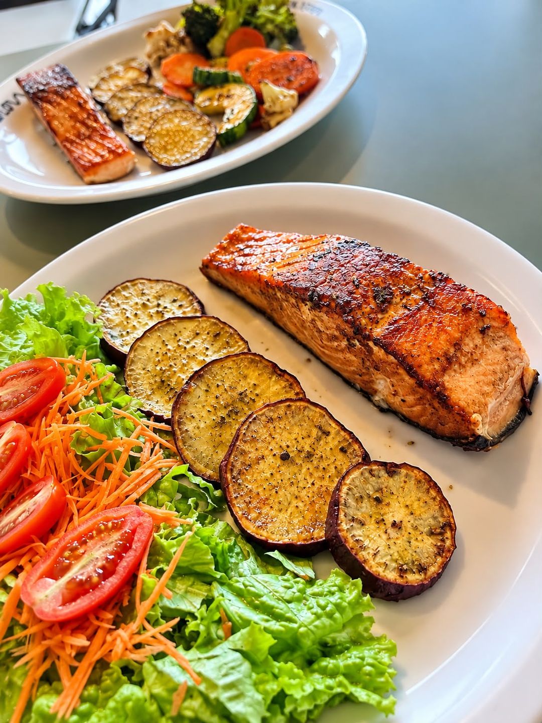 Salmão grelhado com legumes servido em prato Flow