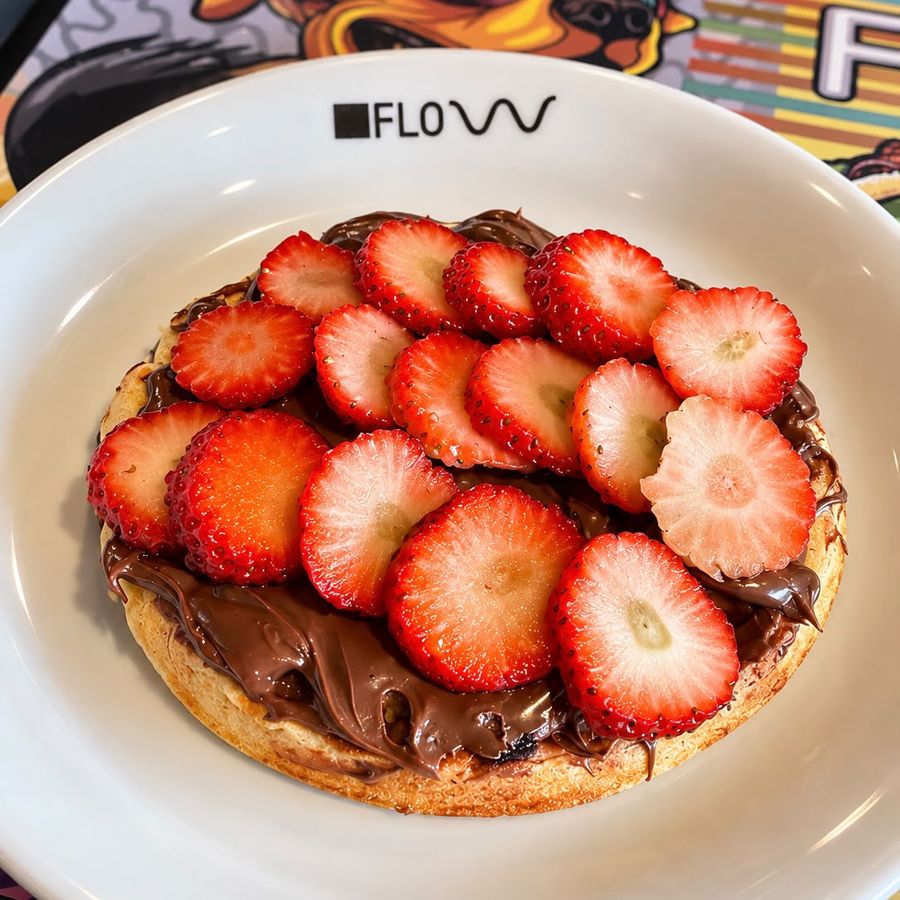 Base doce com creme de avelã e morangos fatiados